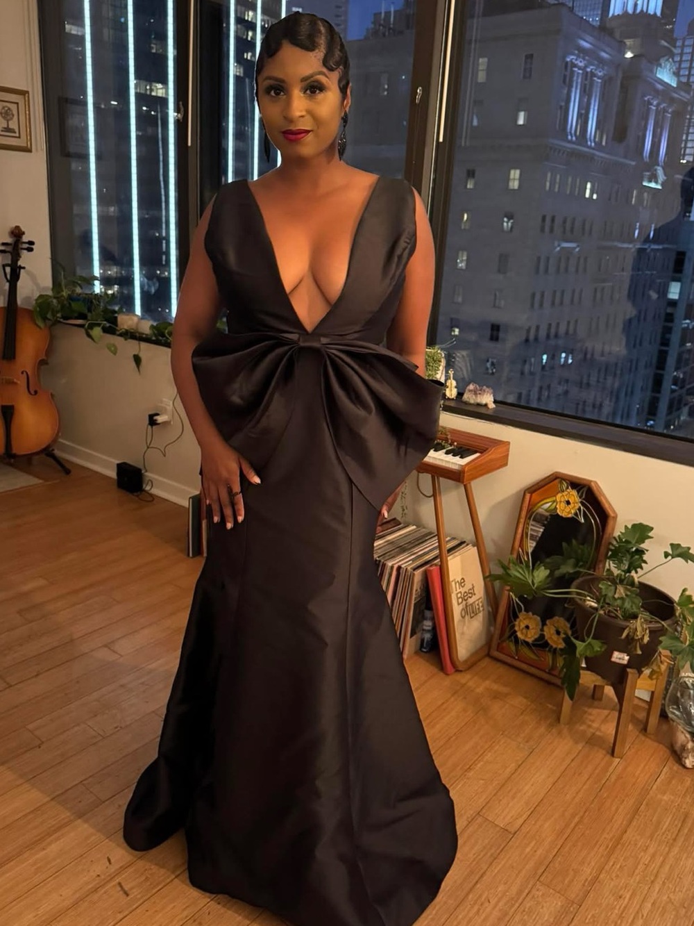 Elegant Black Evening Gown with Statement Bow